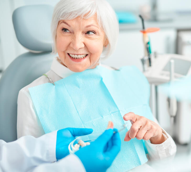 Prótese dentária e implante dentário para idoso